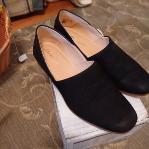 Black flat shoes